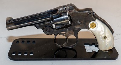 Great Collector Weapon **Smith and Wesson 32 Safety, Hammerless 2nd Model with pearl grips.  - Image 1 of 6
