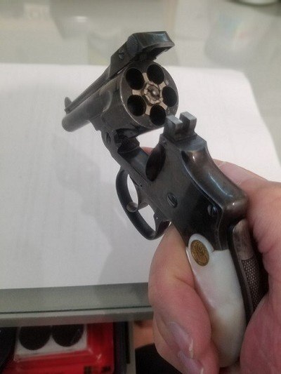 Great Collector Weapon **Smith and Wesson 32 Safety, Hammerless 2nd Model with pearl grips.  - Image 3 of 6