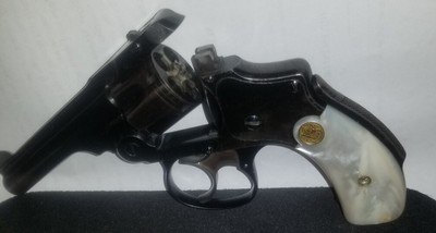 Great Collector Weapon **Smith and Wesson 32 Safety, Hammerless 2nd Model with pearl grips.  - Image 5 of 6