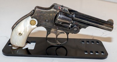 Great Collector Weapon **Smith and Wesson 32 Safety, Hammerless 2nd Model with pearl grips.  - Image 2 of 6