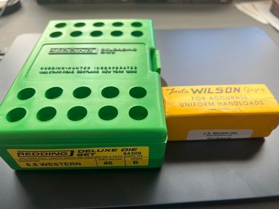 LIKE NEW REDDING 6.8 WESTERN DELUXE 3 DIE SET WITH WILSON CASE GUAGE - Image 1 of 3