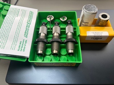 LIKE NEW REDDING 6.8 WESTERN DELUXE 3 DIE SET WITH WILSON CASE GUAGE - Image 2 of 3