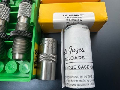 LIKE NEW REDDING 6.8 WESTERN DELUXE 3 DIE SET WITH WILSON CASE GUAGE - Image 3 of 3
