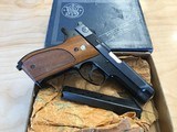 Very nice Smith and Wesson 39–2, with original box to Smith and Wesson magazines and a beautiful, semi auto Smith and Wesson model 39–2 pistol - 7 of 7