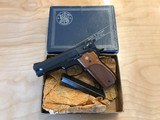 Very nice Smith and Wesson 39–2, with original box to Smith and Wesson magazines and a beautiful, semi auto Smith and Wesson model 39–2 pistol - 3 of 7