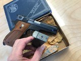 Very nice Smith and Wesson 39–2, with original box to Smith and Wesson magazines and a beautiful, semi auto Smith and Wesson model 39–2 pistol - 6 of 7