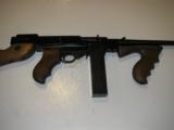 RUGER 10 / 22 RIFLE, ** CUSTOM ** THOMPSON TOMMY GUN , *** CHICAGO, GANGSTERS *** N.I.B. - 8 of 14