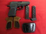 BERSA
380
ACP,
KIT,
TWO
MAGAZINE,
HOLSTER,
CLEANING
KIT,
WOOD & RUBBER
GRIPS,
CARRING
CASE,
FACTORY
NEW - 3 of 15