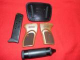 BERSA
380
ACP,
KIT,
TWO
MAGAZINE,
HOLSTER,
CLEANING
KIT,
WOOD & RUBBER
GRIPS,
CARRING
CASE,
FACTORY
NEW - 12 of 15