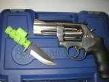 SMITH & WESSON
M-686 +
357
MAGNUM,
7 - SHOT
REVOLVER.
3.0"
BARREL
STAINLESS
STEEL,
NEW
IN
BOX
** GOOD
PRICE ** - 14 of 21