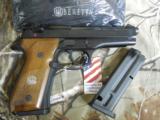 BERETTA
92FS
TRIDENT
9 - MM
PISTOL,
W / 2 - 10
ROUND
MAGAZINES,
COMBAT
SIGHTS,
WOOD
GRIPS,
FACTORY
NEW
IN
BOX - 4 of 20
