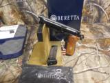 BERETTA
92FS
TRIDENT
9 - MM
PISTOL,
W / 2 - 10
ROUND
MAGAZINES,
COMBAT
SIGHTS,
WOOD
GRIPS,
FACTORY
NEW
IN
BOX - 13 of 20