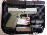 GLOCK
Gen 4 - G19
USA
(Davidson Special Edition) Cerakote
Forest
Green
9 - MM,
3 -15 + 1
RD.
MAGS,
4.0"
BARREL,
FACTORY
NEW - 4 of 23