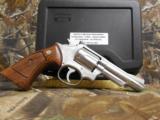 S&WM / 66,STAINLESSSTEEL,357 / 38REVOLVER,4"BARREL6SHOT,WOODGRIPS,ADJUSTABLEREARSIGHT,REDFRONTRAMP,LIKENEW. - 17 of 22