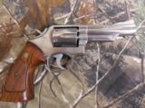S&WM / 66,STAINLESSSTEEL,357 / 38REVOLVER,4"BARREL6SHOT,WOODGRIPS,ADJUSTABLEREARSIGHT,REDFRONTRAMP,LIKENEW. - 5 of 22