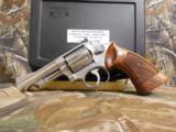 S&WM / 66,STAINLESSSTEEL,357 / 38REVOLVER,4"BARREL6SHOT,WOODGRIPS,ADJUSTABLEREARSIGHT,REDFRONTRAMP,LIKENEW. - 16 of 22