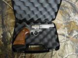 S&WM / 66,STAINLESSSTEEL,357 / 38REVOLVER,4"BARREL6SHOT,WOODGRIPS,ADJUSTABLEREARSIGHT,REDFRONTRAMP,LIKENEW. - 1 of 22