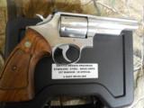 S&WM / 66,STAINLESSSTEEL,357 / 38REVOLVER,4"BARREL6SHOT,WOODGRIPS,ADJUSTABLEREARSIGHT,REDFRONTRAMP,LIKENEW. - 4 of 22