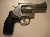 S&W
686
PLUS
+,
7
ROUND,
STAINLESS
STEEL,
3.O"
BARREL,
- 3 of 23