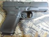 GLOCK
GEN - 5,
G-19,
THE
NEW
GENERATION
JUST
OUT.
9-MM,
3 - 15
ROUND
MAGS., Interchangeable Backstrap,
NEW
IN
BOX. - 5 of 25
