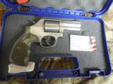 S&W
686 +,
3"
BARREL,
.357
MAGNUM,
7-SHOT
REVOLVER,
S/S
UNFLUTED
CYLINDER,
WOOD
GRIPS,
FACTORY
NEW
IN
BOX - 2 of 23