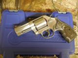 S&W
686 +,
3"
BARREL,
.357
MAGNUM,
7-SHOT
REVOLVER,
S/S
UNFLUTED
CYLINDER,
WOOD
GRIPS,
FACTORY
NEW
IN
BOX - 4 of 23