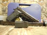 BERETTA
96 A1,
USA,
Single / Double 40
S& W,
4.9" BARREL, 3 -12+1 RD.
MAGAZINES, Black Synthetic Grip Black Bruniton
FACTORY NEW
IN
BOX - 4 of 25