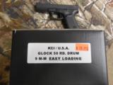 GLOCK
TYPE
50
ROUND
DRUM,
9-MM,
KCI,
MADE
IN
THE
U.S.A.,
FOR
THE
GLOCK
G17, G19, G26, G34;
&
THE
KEL-TEC SUB-2000 - 3 of 16