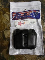 DESANTIS, DOUBLE MAGAZINE POUCH,
LEATHER,
GLOCK 42
BLACK,
HOLDS
TWO
SINGLE
MAGAZINES,
WORKS
ON
A LOT
OF
SINGLE
380
MAGS, - 2 of 14
