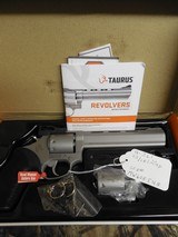 TAURUS
992
TRACKER,
S/S,
2 - 9
ROUND
CYLINDER,
1-22 L.R. & 1-22 MAGNUM,
6.5"
BARREL,
COMBAT
HAMMER,
ADJUSTABLE
SIGHTS,
NEW
IN
BOX - 1 of 18