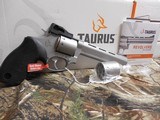 TAURUS
992
TRACKER,
S/S,
2 - 9
ROUND
CYLINDER,
1-22 L.R. & 1-22 MAGNUM,
6.5"
BARREL,
COMBAT
HAMMER,
ADJUSTABLE
SIGHTS,
NEW
IN
BOX - 3 of 18