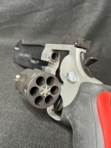 Taurus Raging Hunter 44Mag Two Tone 6-3/4