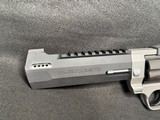 Taurus Raging Hunter 44Mag Two Tone 6-3/4