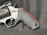 Taurus Raging Hunter 44Mag Two Tone 6-3/4