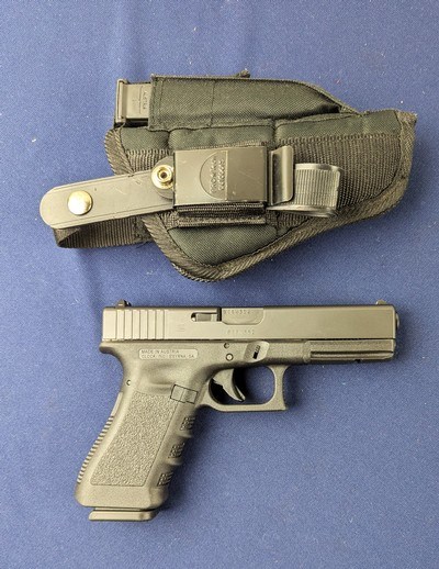 Vintage 2016 Glock 17 Gen 2 9MM Auto with Holster and 2 Mags