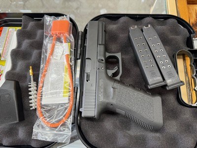 Glock 22 Pistol - 40 S&W gen 3 - Image 2 of 4