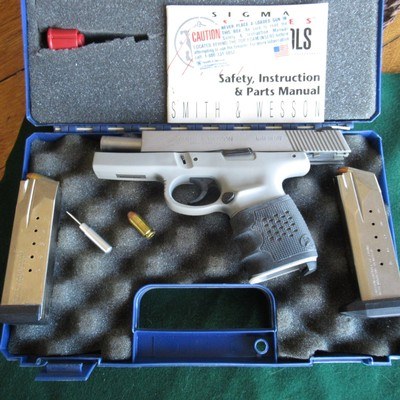 S&W SIGMA 40S&W with Ammo, cases & Holster