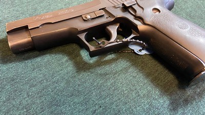 ***SIG ARMS / SIG SAUER P226 Semi-Automatic 9MM West German Made Pistol **** - Image 3 of 12