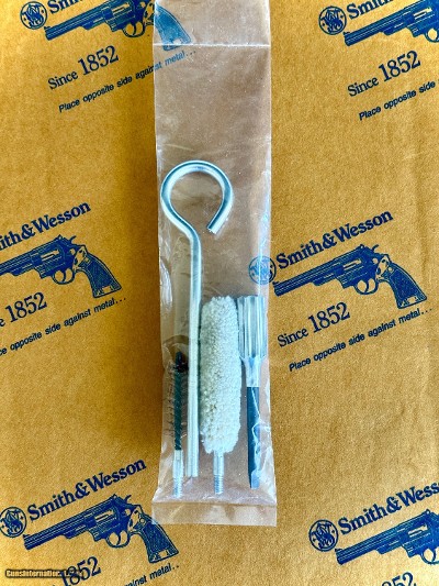 SMITH AND WESSON 44 CALIBER REVOLVER CLEANING KIT 2,3,4 INCH BARREL SEALED BAG