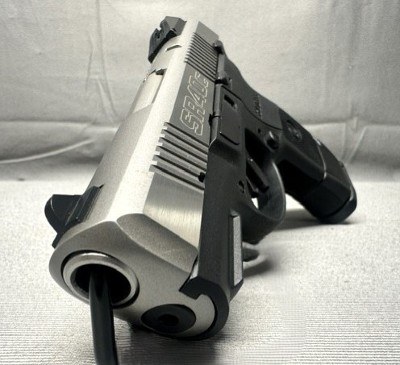 Ruger SR40c .40 S&W - Image 1 of 4