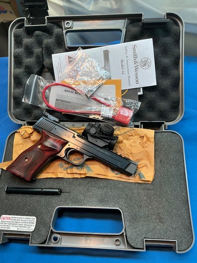 Smith & Wesson Model 41 Performance Center 22lr. Target Pistol