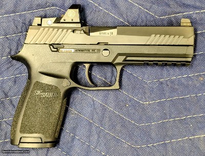 Sig Sauer P320 9mm Pistol with Romeo1 Red Dot, 1 Mag, Concealment Holster & Original Case