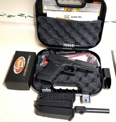 Glock 21 Gen 3 .45 ACP 3 mags, & Acces.