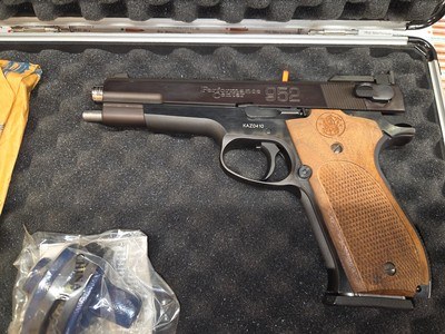 Smith & Wesson Pistols - Performance Center - Model 952-1 - Image 1 of 6