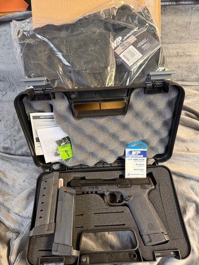 Smith & Wesson M&P22 Magnum .22 mag w/ bag 30rd mags - Image 2 of 9