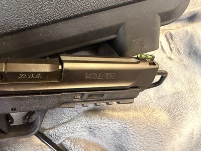 Smith & Wesson M&P22 Magnum .22 mag w/ bag 30rd mags - Image 5 of 9