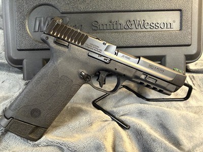Smith & Wesson M&P22 Magnum .22 mag w/ bag 30rd mags - Image 4 of 9