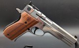 SMITH & WESSON PERFORMANCE CENTER MODEL 952-2 | SEMI-AUTO 9MM | 5