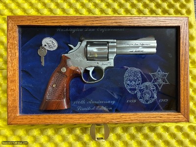 Smith & Wesson 686 - Limited Addition - Display Case & Box