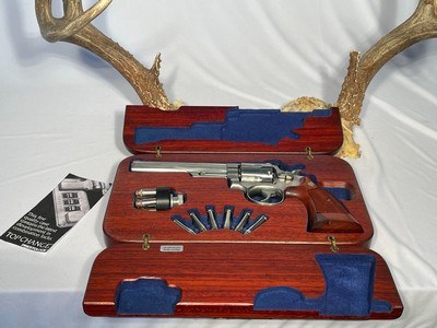 Smith & Wesson Stainless model 66-2 .357 mag Custom Lockable display case